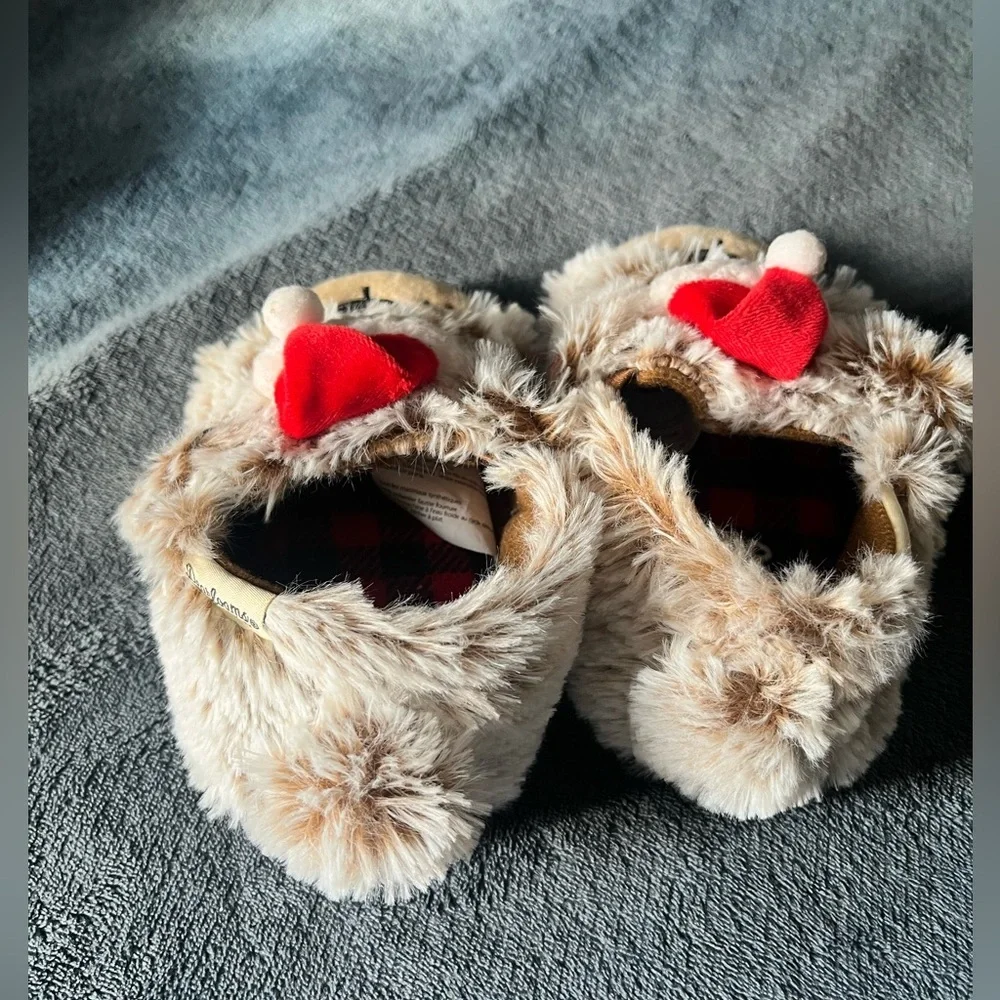 Dearfoams Kids Slippers with Santa Bear Design